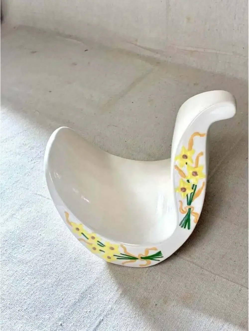 Vintage Ceramic Daffodil fingertip towel holder